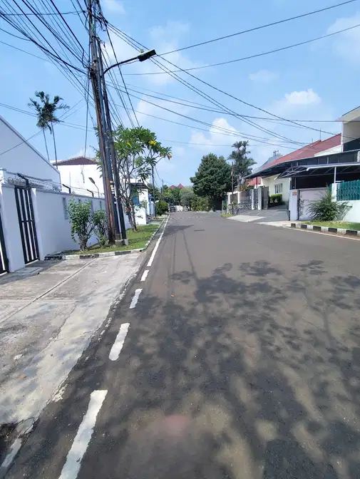 Comfortable 1-Story House in Pulomas Barat with Large Yard