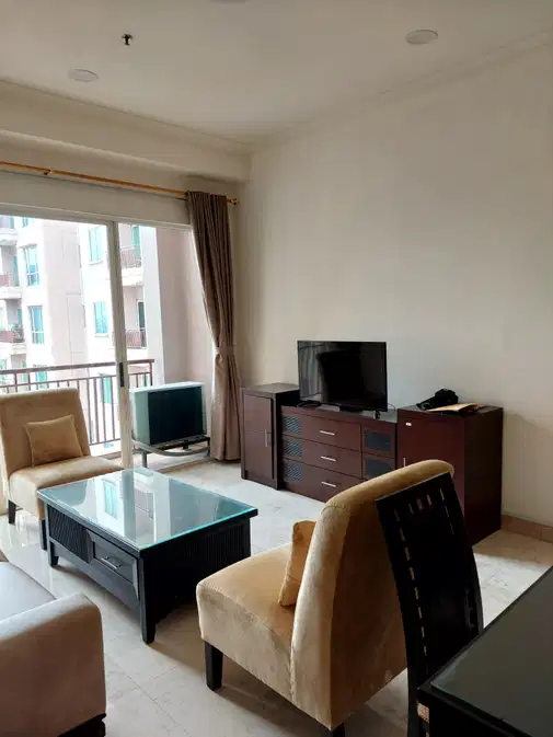 Senayan Residence пәтері - 2 жатқа бөлмелі, жиһаздары бар және гольф көрінісі бар