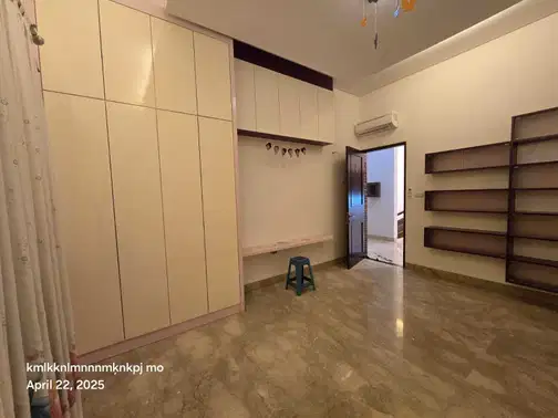 Pantai Indah Kapuk-тегі кең 3.5 қабатты үй, көптеген қосымша мүмкіндіктері бар