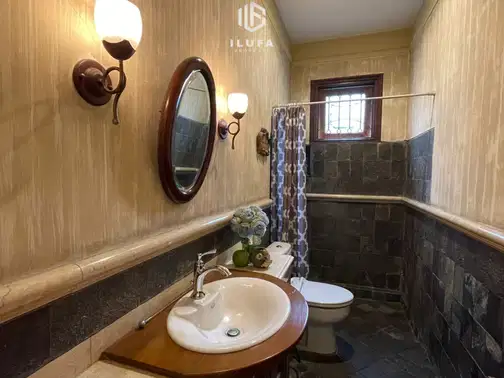 Pondok Indah-тағы жоғары сапалы үй, жүзбектік бассейні және көптеген ыңғайлылықтары бар