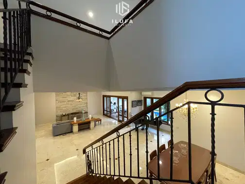 Pondok Indah-тағы жоғары сапалы үй, жүзбектік бассейні және көптеген ыңғайлылықтары бар