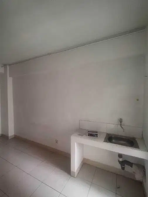 Unfurnished Apartment with Mall Access and Amenities
