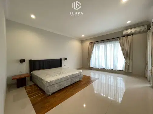 Pondok Indah-тағы жоғары сапалы үй, жүзбектік бассейні және көптеген ыңғайлылықтары бар
