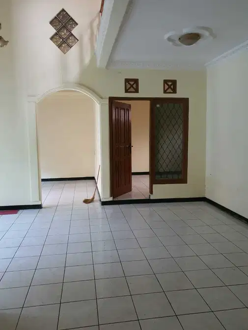 Кәсіпкерлік әлеуеті бар тұрғын үй ауданындағы кең үй