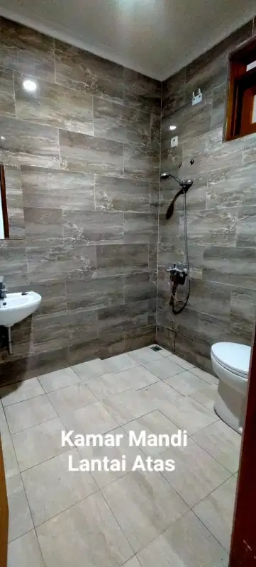 Көптеген ерекшеліктері бар кең 3 бөлмелі үй