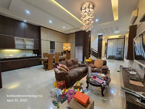 Pantai Indah Kapuk-тегі кең 3.5 қабатты үй, көптеген қосымша мүмкіндіктері бар