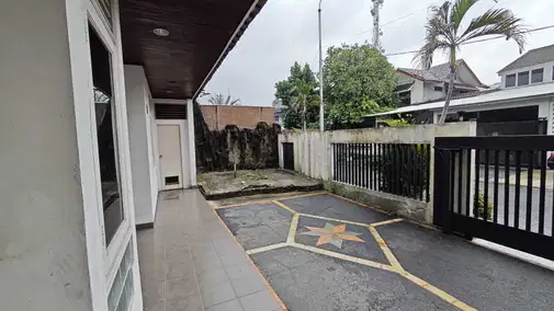 Spacious 4-Bedroom House with Multiple Amenities