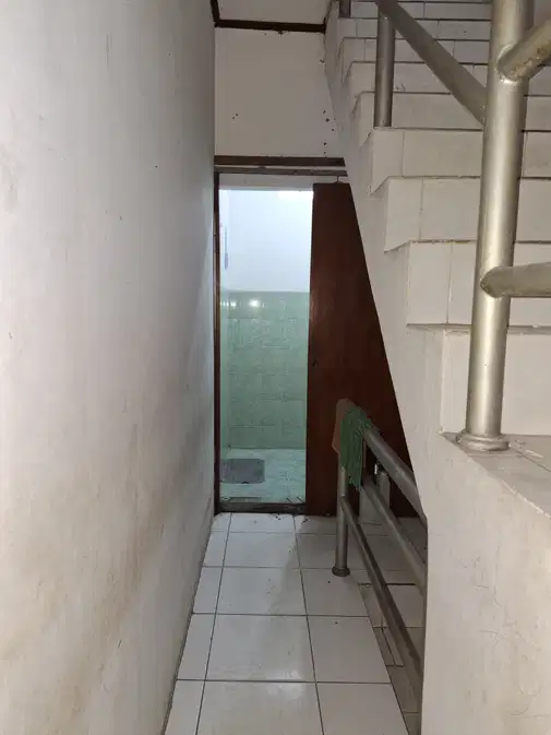 Large 3-Floor Commercial Space with Prime Location