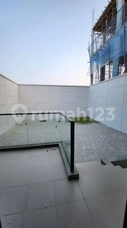 Exclusive Pantai Indah Kapuk 2 House with Large Land Area and Multiple Rooms