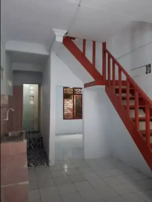 Jatinegara станциясына жақын ыңғайлы қол жетімділігі бар стратегиялық үй