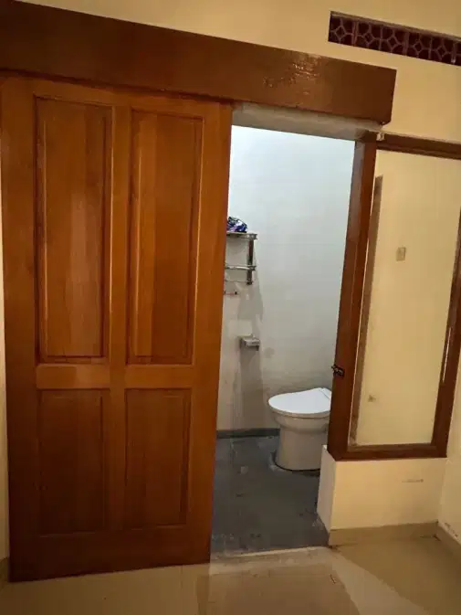 Кең үй, Сонопакистегі университеттердің жанында, Бантул