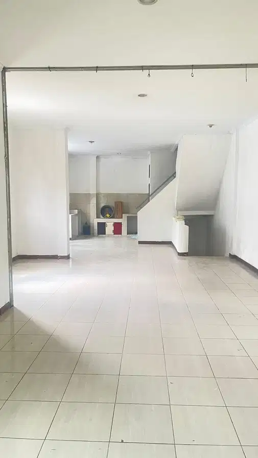 3-Story Commercial Shop/Building in Jelambar, Busy Street Location