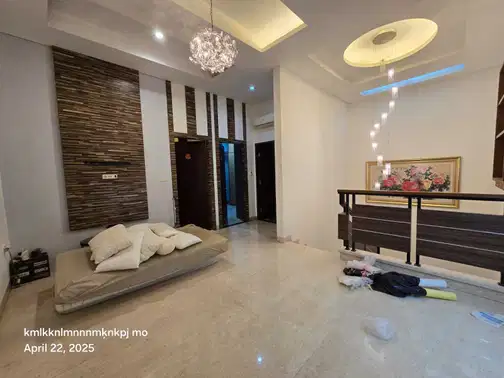 Pantai Indah Kapuk-тегі кең 3.5 қабатты үй, көптеген қосымша мүмкіндіктері бар
