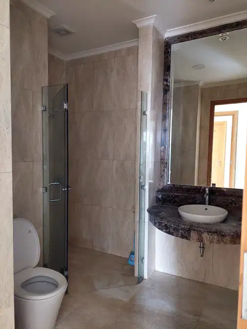 Senayan Residence пәтері - 2 жатқа бөлмелі, жиһаздары бар және гольф көрінісі бар
