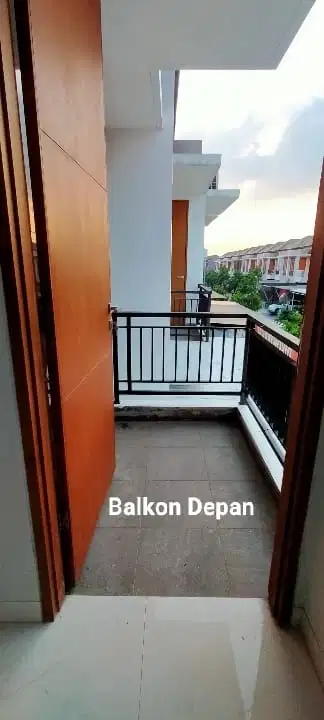 Көптеген ерекшеліктері бар кең 3 бөлмелі үй