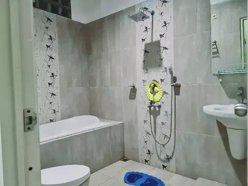 Көптеген ыңғайлылықтары бар тұрғын үй аймағындағы ыңғайлы үй