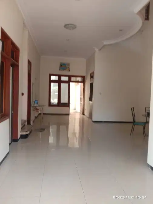 Vila Valensia - Spacious 5-Bedroom House near Pakuwon Mall