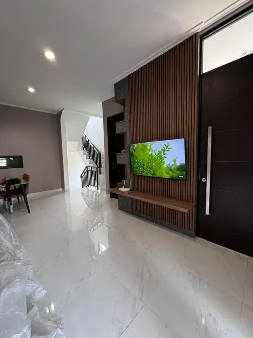 Modern 3-Story Golf Island Corner House