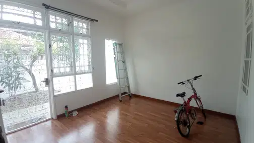 2.5 Story House, Flood-Free, Semi-Furnished, Convenient Location