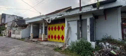 Будинок і комерційний простір біля RSA UGM з ділянкою 203м²