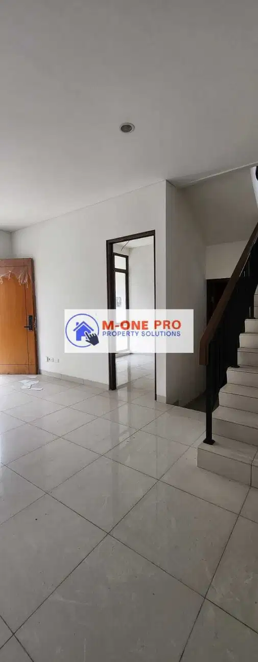 Flood-free house in secure cluster with pool, near mall