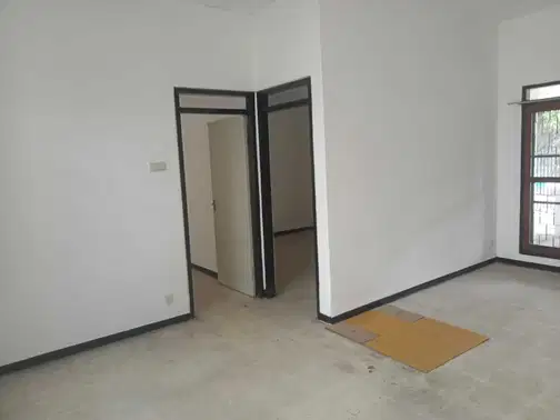 Rumah di Baruk Surabaya - Spacious 3+1 Bedroom House Near MERR