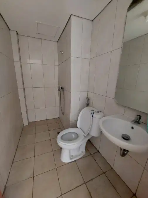 Modern Apartment Near Airport with AC Units