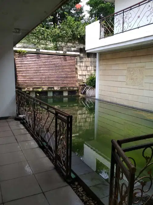 Spacious House with Garden for Office or Living