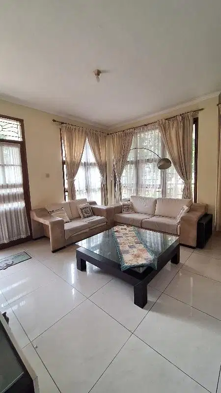 Bintaro Jaya 9-секторындағы толық жабдықталған үй