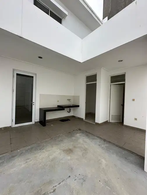 2-Story House with 3 Bedrooms, Unfurnished, Air Conditioned