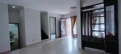 Доступный частично меблированный дом в кластере Kota Wisata Cibubur