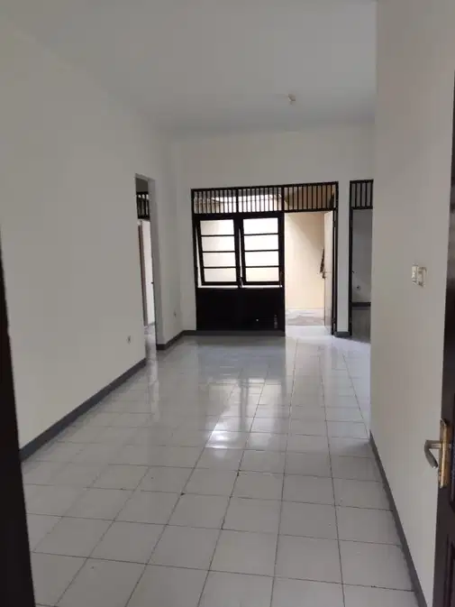 Taman Pulo Gebang-тағы бір қабатты үй, тәулік бойы қорғаумен, жақында жөнделген