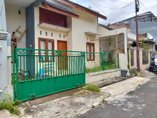 3-Bedroom House with Parking in Merjosari
