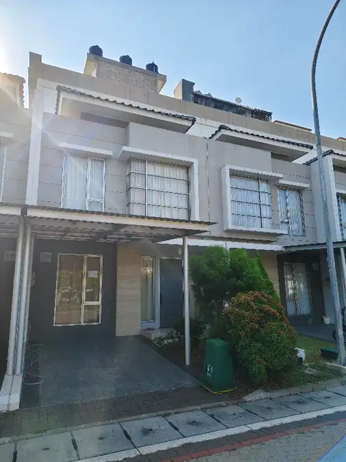 Modern 2-Story Townhouse with 4 Bedrooms
