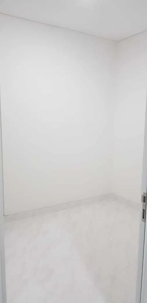 Hook Unit with Canopy, 3 Bedrooms, and AC in Paramount Tangerang
