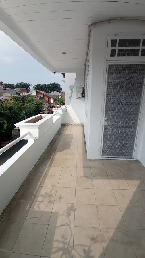 2.5 Story House, Flood-Free, Semi-Furnished, Convenient Location