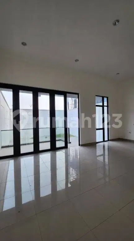 Exclusive Pantai Indah Kapuk 2 House with Large Land Area and Multiple Rooms