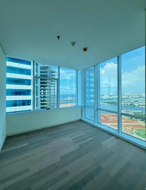 3-комнатная квартира в Regatta Tower Лондон, без мебели, аренда договорная