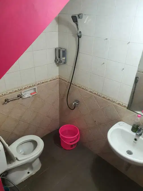 2.5-этажный дом в Citra Gran Cibubur с 4 спальнями и 4 ванными комнатами