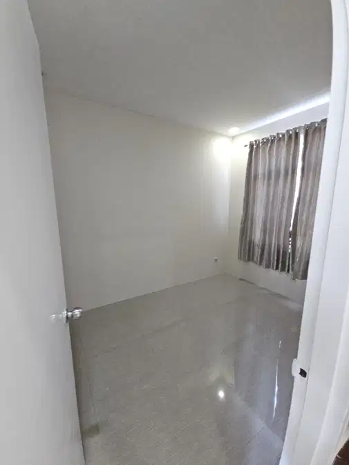 2-этажный меблированный таунхаус в Taman Paris Lippo Karawaci
