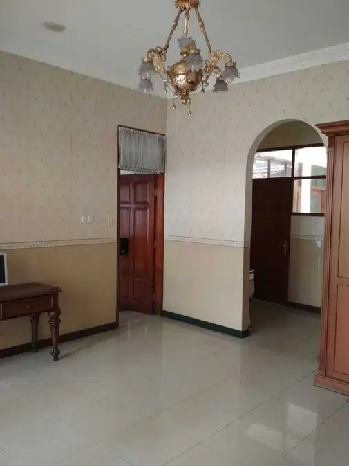 Spacious House with Garden for Office or Living