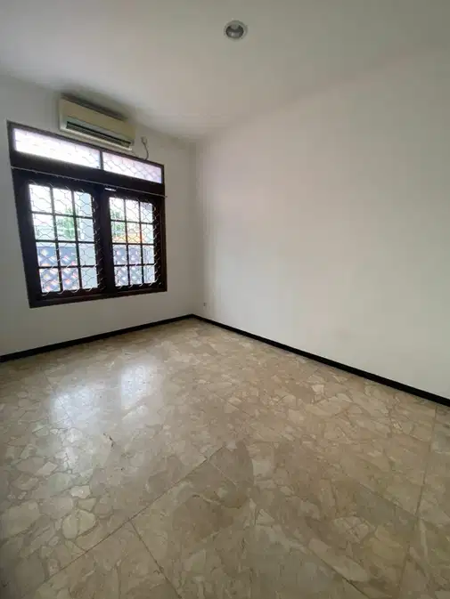 Spacious 180m² House with Western Exposure