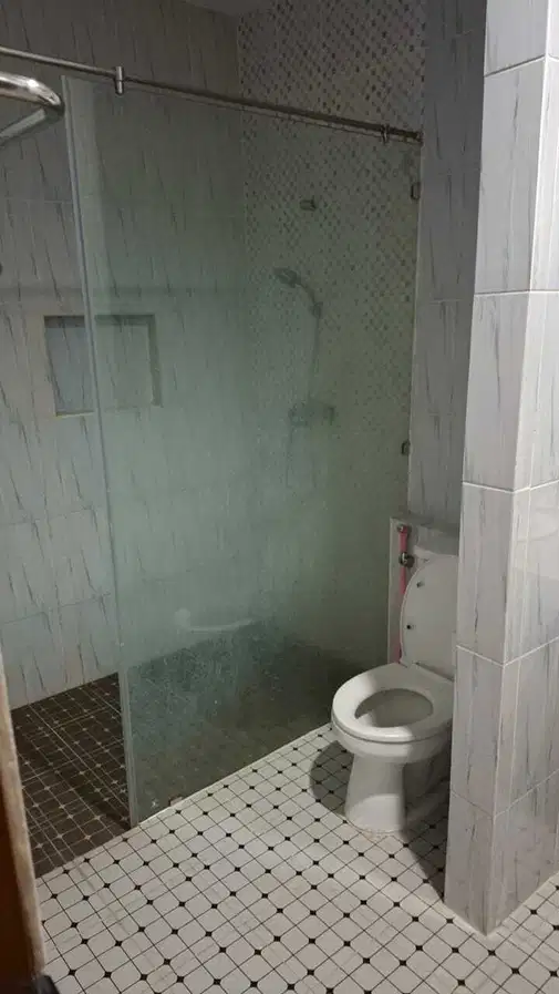 2.5 Story House with 6+2 Bedrooms and 2 Bathrooms