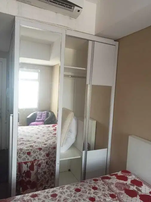 Compact Studio Apartment with Paris-Themed Decor