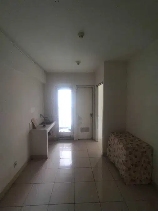 Unfurnished Apartment with Mall Access and Amenities