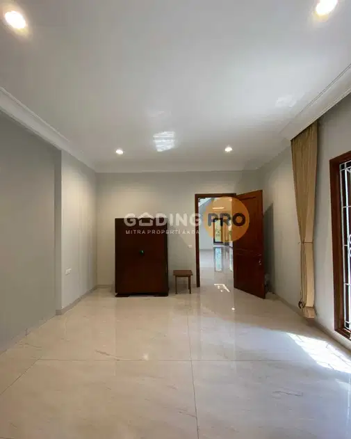 Pondok Indah-дағы жалпақ 2 қабатты үй және бассейн