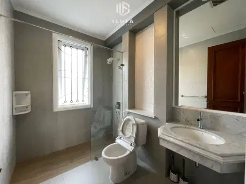 Pondok Indah-тағы жоғары сапалы үй, жүзбектік бассейні және көптеген ыңғайлылықтары бар