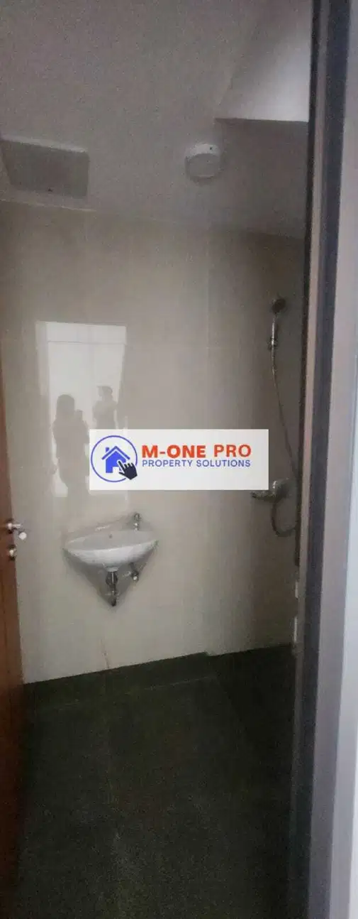 Flood-free house in secure cluster with pool, near mall