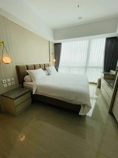 Spacious Modern Apartment with City Golf Views