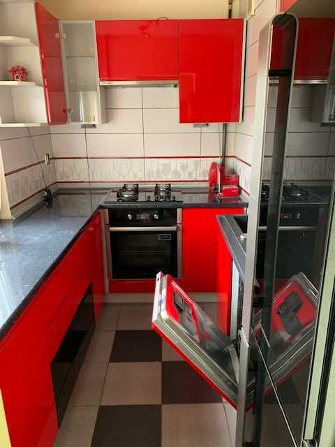 Тыныш аймақтағы балконды жабдықталған 2 бөлмелі пәтер